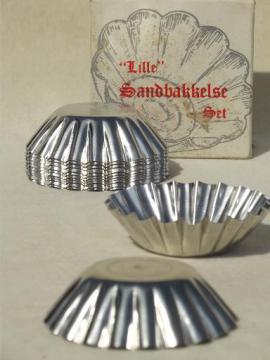 catalog photo of vintage sandbakkel tins, tiny tinned metal fluted pans, cookie molds