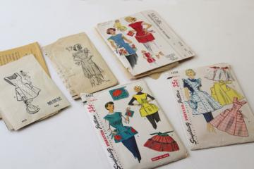 vintage sewing patterns lot, cute pinafore aprons & kitchen / craft smocks