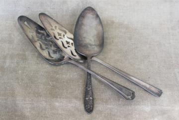 catalog photo of vintage silver plate pie or cake servers, mismatched silverware serving pieces