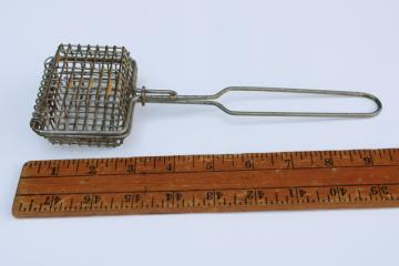 vintage soap saver wire basket w/ handle, primitive old kitchen utensil laundry tool 
