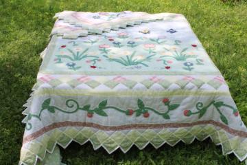 catalog photo of vintage strawberry garden cotton applique quilt queen size w/ pillow shams, country cottage style 