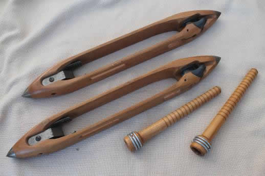 photo of vintage weaving shuttles, Draper Tru-Flight hardwood loom shuttles w/ spindle spools #2