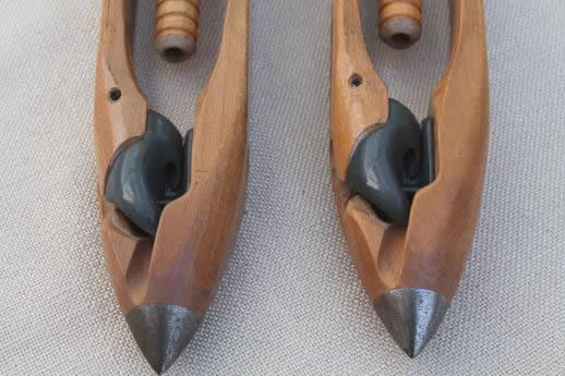 photo of vintage weaving shuttles, Draper Tru-Flight hardwood loom shuttles w/ spindle spools #6