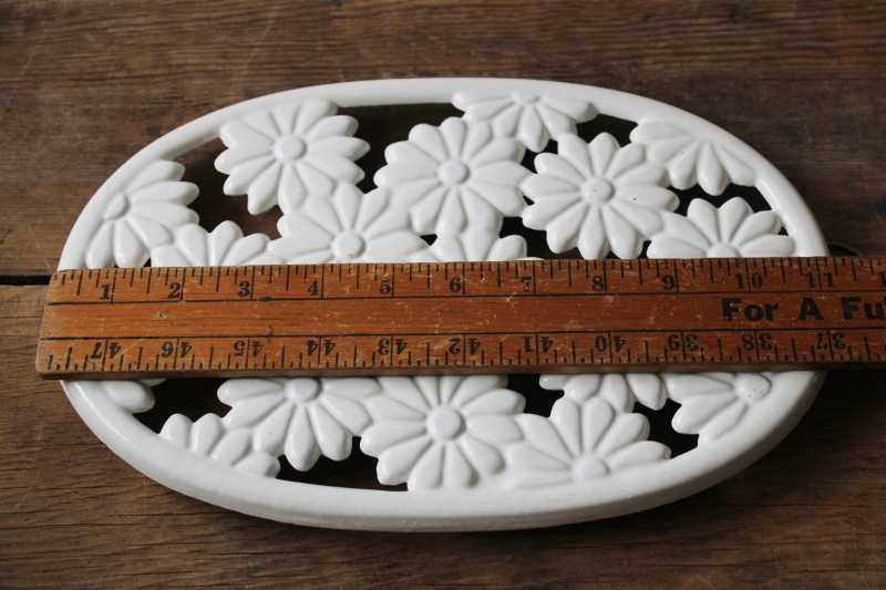 photo of vintage white enameled cast iron trivet, large oval w/ daisies, retro mod or cottagecore  #2