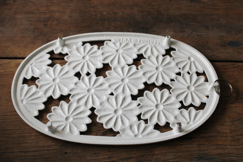 photo of vintage white enameled cast iron trivet, large oval w/ daisies, retro mod or cottagecore  #4