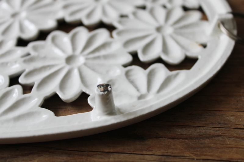 photo of vintage white enameled cast iron trivet, large oval w/ daisies, retro mod or cottagecore  #5