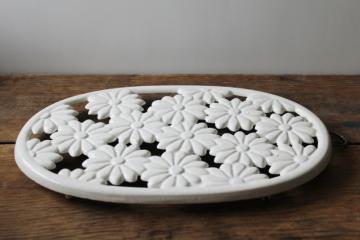 catalog photo of vintage white enameled cast iron trivet, large oval w/ daisies, retro mod or cottagecore 
