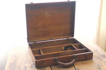 catalog photo of vintage wood artist's box, paint box w/ slot for work in progress, art paper or canvas