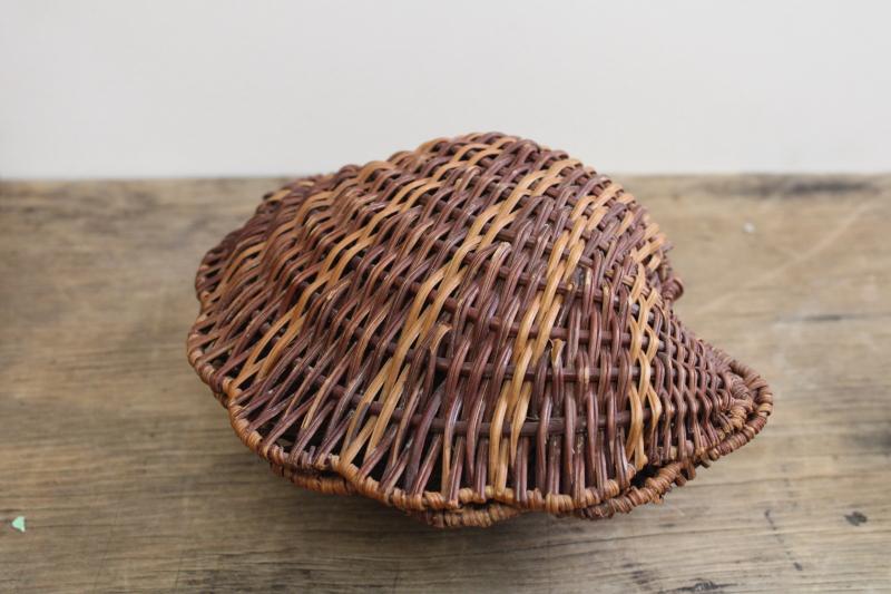 photo of vintage woven wicker basket seashell shape, scallop shell trinket box to hold jewelry etc #1