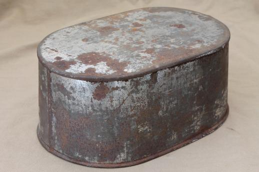 photo of vintage zinc planter bucket, old rusty crusty primitive small metal tub #5