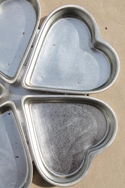 photo of wheel of hearts baking pan, small heart shaped tin molds joined in a circle #2