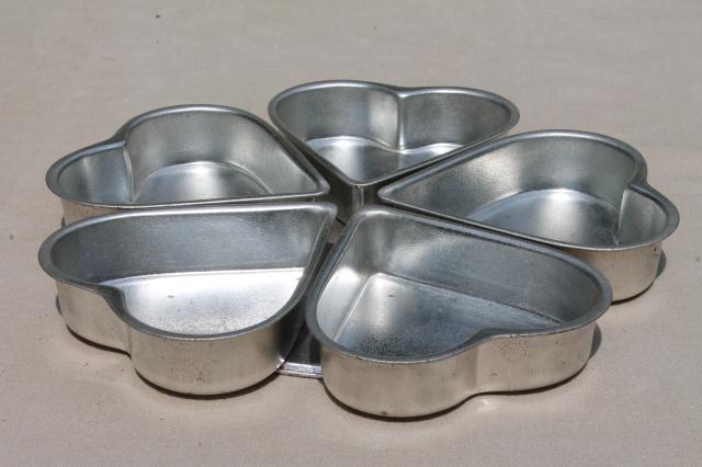 photo of wheel of hearts baking pan, small heart shaped tin molds joined in a circle #3