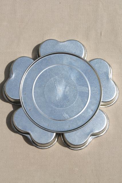 photo of wheel of hearts baking pan, small heart shaped tin molds joined in a circle #4