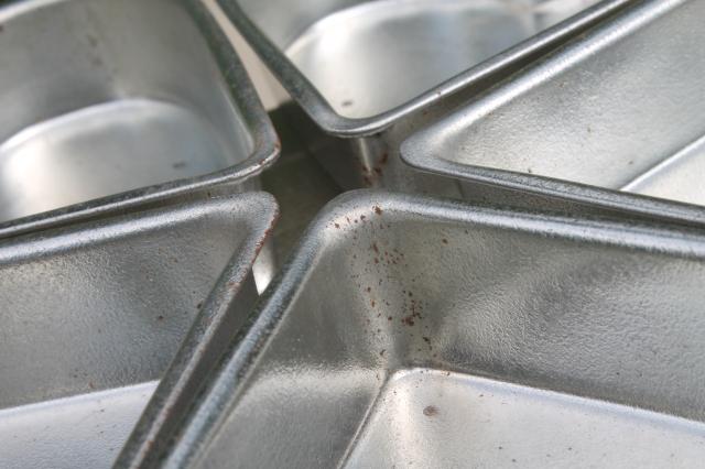 photo of wheel of hearts baking pan, small heart shaped tin molds joined in a circle #5