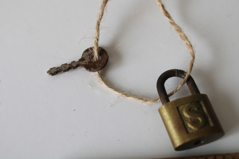 photo of worn old miniature brass padlock w/ working tiny steel key, diary lock or lock for jewelry box  #2