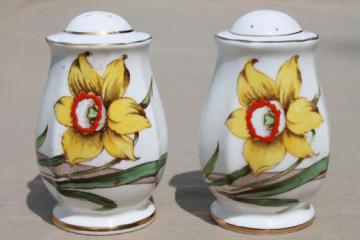 catalog photo of yellow daffodils S&P set, vintage English bone china salt & pepper shakers